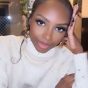 Meet your Posher, Davia